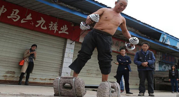 成都5旬大叔每天挂百斤石锁散步 坚持30多年