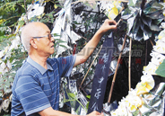 八旬老人守护烈士墓 风雨55年