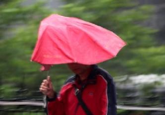 北京早高峰降雨 行人冒雨出行