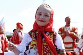 花車巡遊奏響中俄&ldquo;最炫&rdquo;民族風