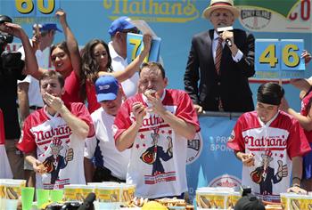 美國小夥10分鐘吃72個熱狗創新高