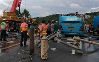 广东龙门发生客车侧翻事故致19人死亡
