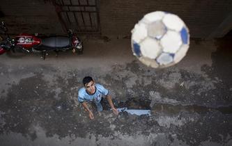 足球的意义——记阿根廷贫民窟少年的一天