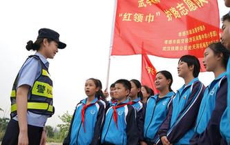 孩子們的&ldquo;紅領巾護路志願隊&rdquo;