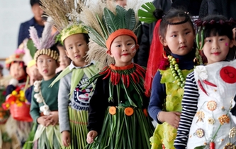 浙江：金華浦江縣&ldquo;果蔬寶寶&rdquo;演繹鄉土風情