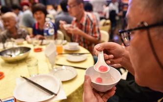 馬來西亞舉行吃湯圓迎冬至活動