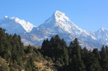 尼泊尔徒步胜地普恩山上的早晨