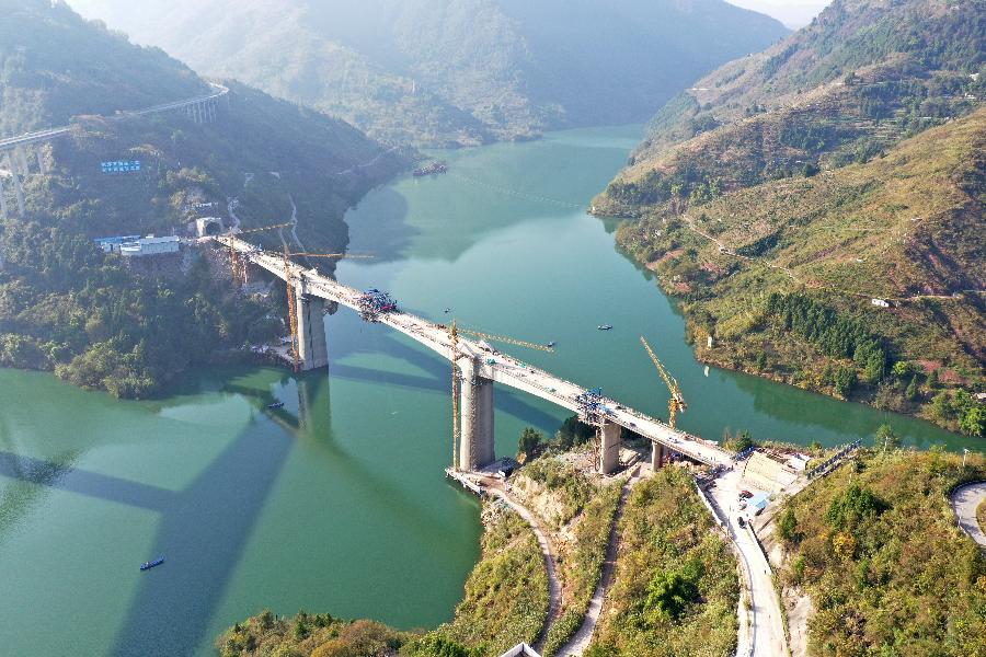 郑万高铁重庆段汤溪河双线大桥合龙
