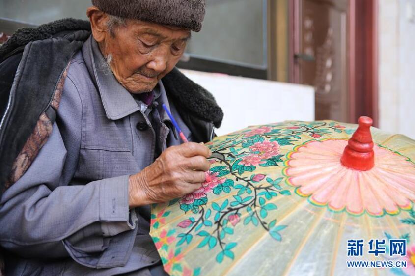 云南腾冲：百年油纸伞 焕发新生机