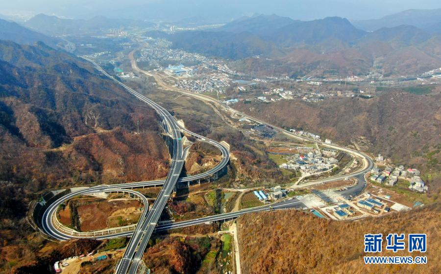 伏牛山区的高速路