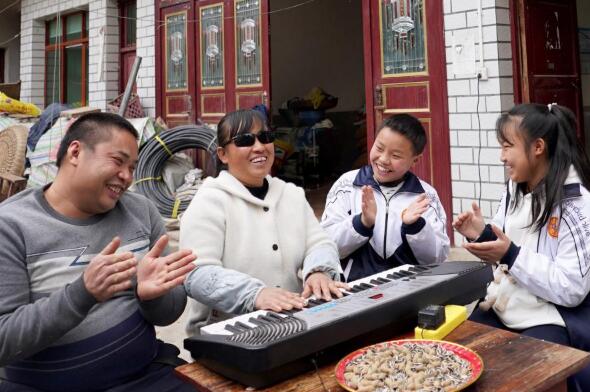 脱贫致富&ldquo;夫妻档&rdquo;