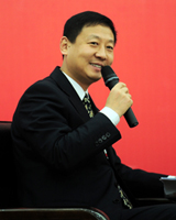 中国延安干部学院党史党建研究室主任王健主持当日论坛