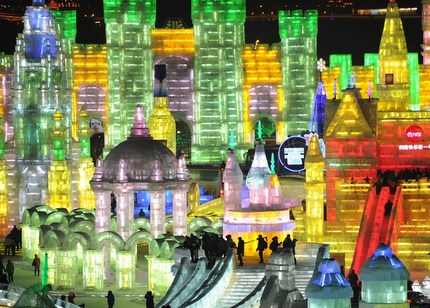 哈尔滨国际冰雪节 彩色城堡尽享冰雪快乐