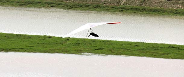 中国&ldquo;飞人&rdquo;成功挑战无动力飞越湘江