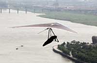 中国"飞人"成功挑战无动力飞越湘江