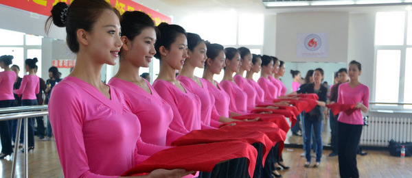 全运会开赛在即 首金颁奖礼仪训练照曝光