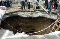 重庆一步行街井盖塌陷 露20平米大洞