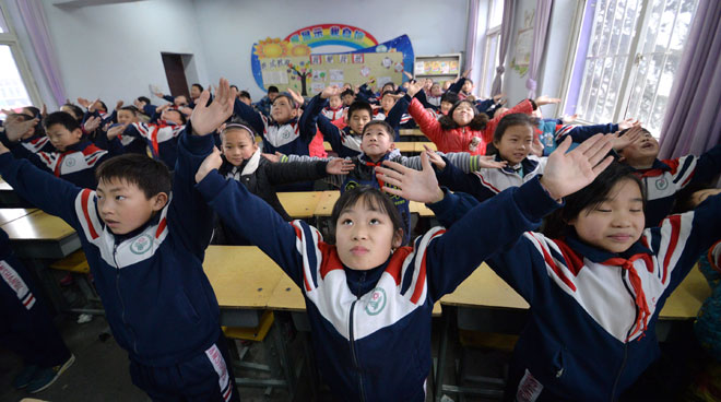 开学首日遇雾霾 学生室内做体操