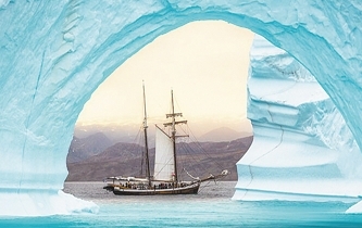 美妙精致 帆船“嵌入”冰山拱门