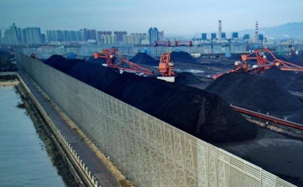 河北港口近19公裏防風網縛&ldquo;塵龍&rdquo;