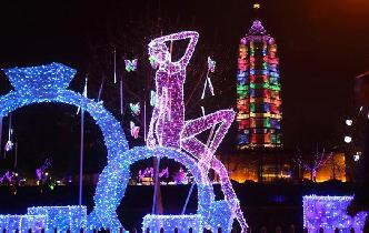 璀璨彩燈點亮南京秦淮河兩岸