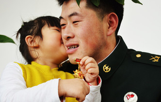 維和老爸回家過年 勳章竟被軍娃這樣玩