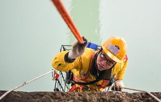 嘉陵江上&ldquo;橋衛士&rdquo;