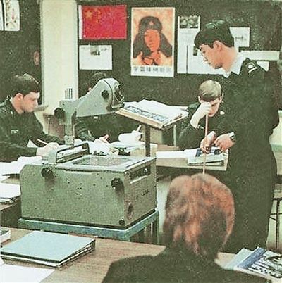 在上世纪80年代的美国西点军校招生简章上,一幅图片展示了课堂黑板上贴有一幅雷锋画像。 在上世纪80年代的美国西点军校招生简章上,一幅图片展示了课堂黑板上贴有一幅雷锋画像。