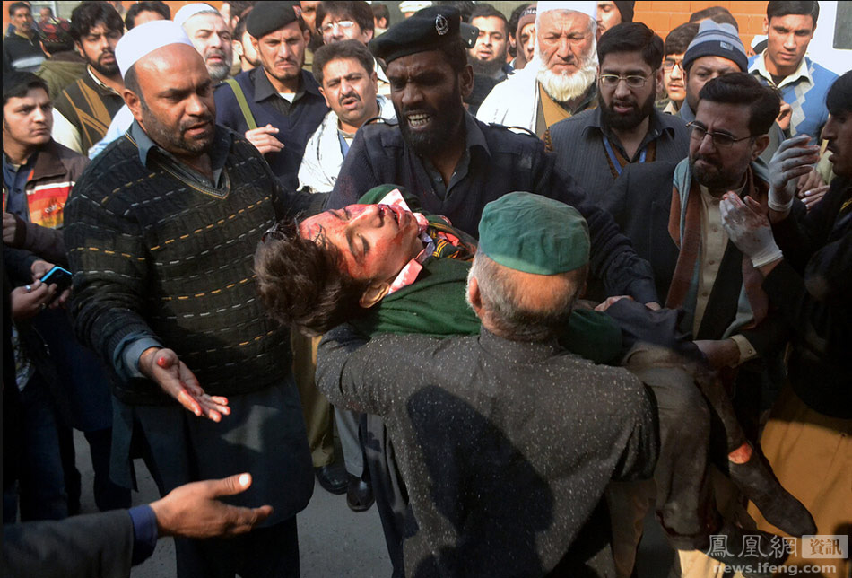 综合外媒报道，16日，塔利班武装分子袭击了巴基斯坦西北部地区一个军队管理的学校。路透社称，数百名学生和教师被劫为人质。报道称，此次事件发生在巴基斯坦西北部城市白沙瓦。军方官员称，至少有6名武装人员进入了一家由军方管理的陆军公立学校。数百名学生和教师被劫为人质。最新消息显示，事件已造成126人死亡，数十人受伤，遇难者中有84名孩子。图为受伤的学生。