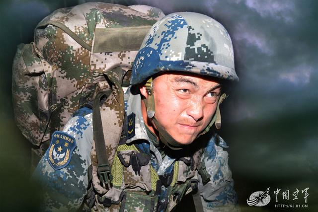 揭秘我军特种兵选拔：被吊在半空往死里拷问