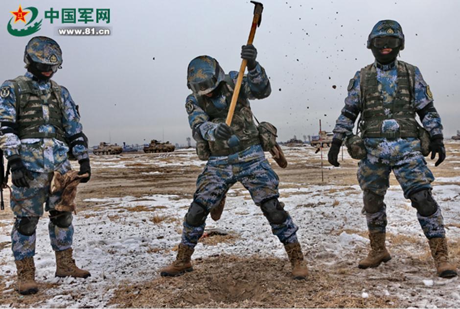 首见我军坦克装甲车使用沙漠迷彩