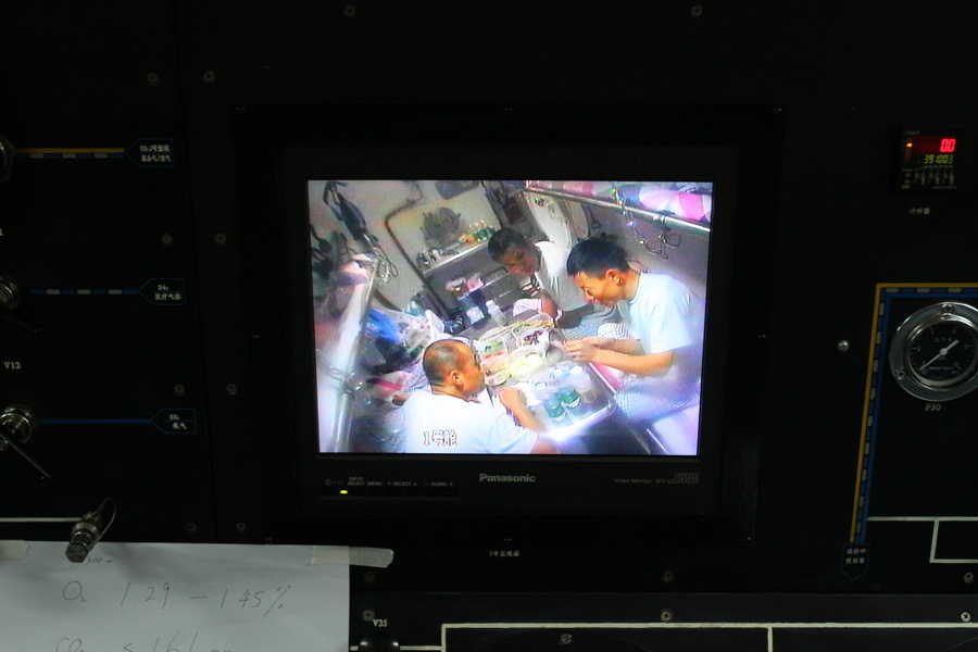 潜水员在生活舱内加压