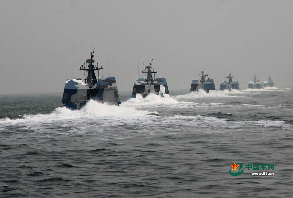 高清：东海舰队022导弹艇在海面排起长龙