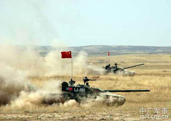 资料图：中方99式坦克在炮火中向预定演习地域推进。