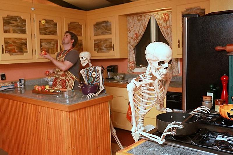 &ldquo;骷髅人&rdquo;生活照网络走红 另类装束吸引眼球(图)