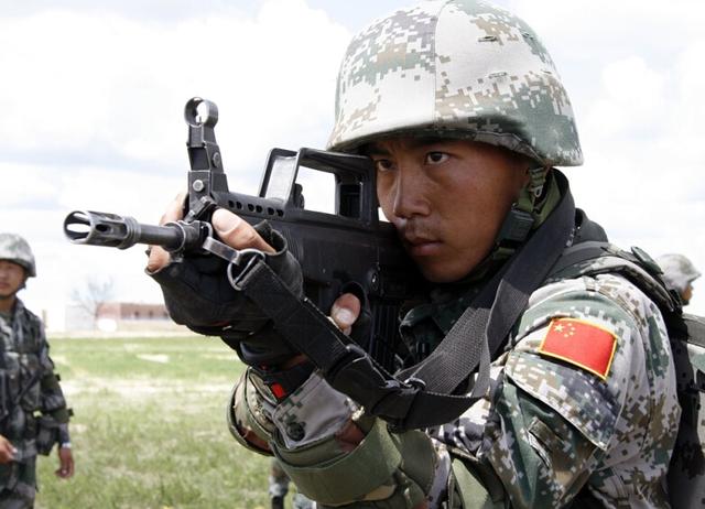 军校实战化培训新学员：弹匣内随机塞入空弹壳