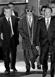 2011年4月9日,被捕入狱6年的筱田建市(中)被释放