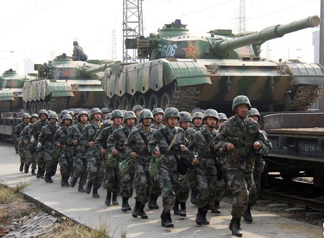 军报批严兵不严官:干部拿手机查战士手机上网