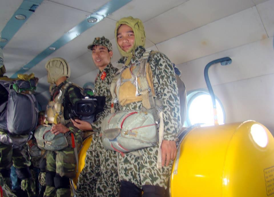 越南士兵高空跳伞训练神情淡定