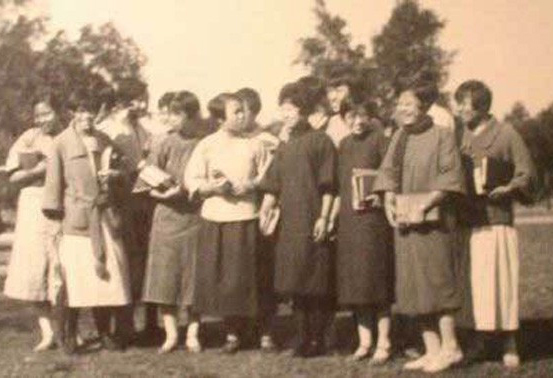 身着新潮校服文艺范十足：民国时期的女生