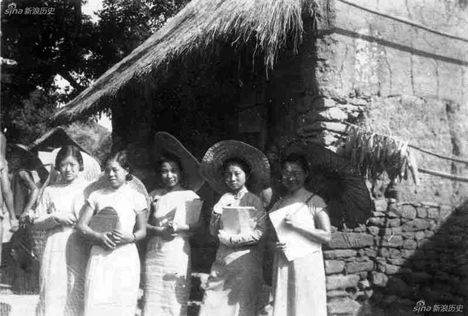 身着新潮校服文艺范十足：民国时期的女生