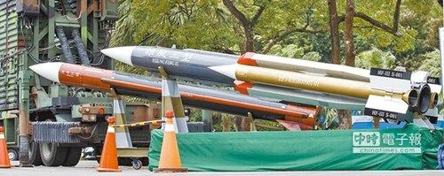 图为&ldquo;中科院&rdquo;展出雄风三型导弹（右起）、天弓三型导弹及天弓三型导弹的自机动垂直发射架。（资料图） 