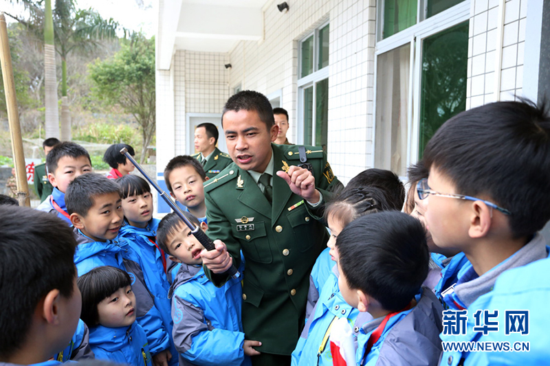 广东惠州边防官兵邀请驻地小学生进警营体验部