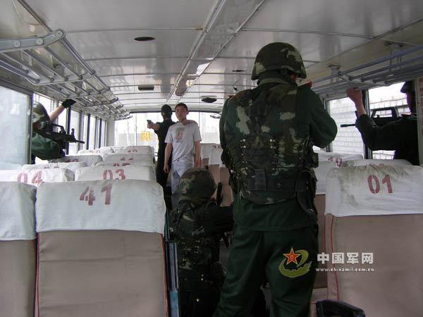 新疆武警演习失误：狙击伤&ldquo;人质&rdquo;