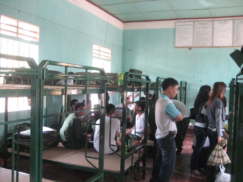 确实差太多！中美俄越军营宿舍内部实拍