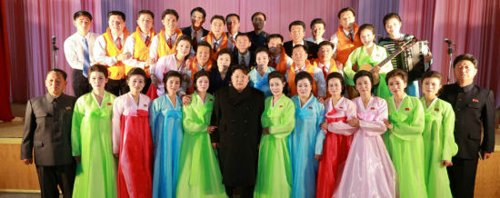 金正恩和工作人员合影(图片来源:劳动新闻) 金正恩和工作人员合影(图片来源:劳动新闻)