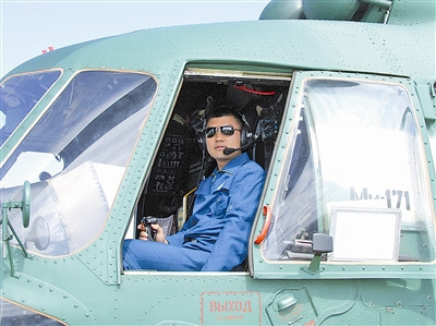 解放军直升机夜航遇故障急速下坠飞行员手脚僵硬