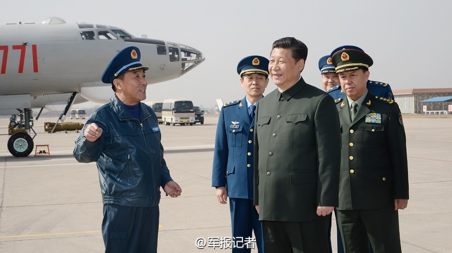 高清：习近平体验某新型轰炸机座舱照片公开【2】