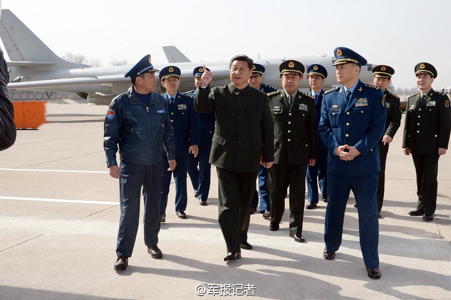 高清：习近平体验某新型轰炸机座舱照片公开【3】