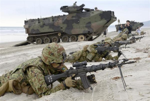 当地时间2月25日，日本陆上自卫队和美国海军陆战队在美国加州彭德尔顿军营举行了使用美军两栖装甲车&ldquo;AAV-7&rdquo;的大规模夺回离岛军演。